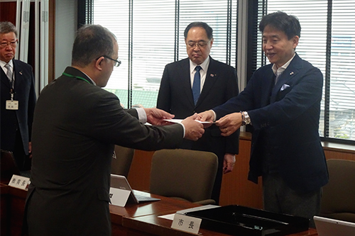 市長が辞令交付している写真