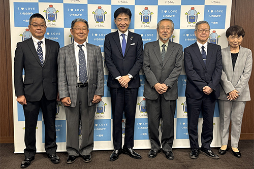 市長が記念撮影している写真