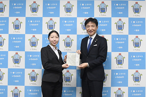 市長が記念撮影している写真
