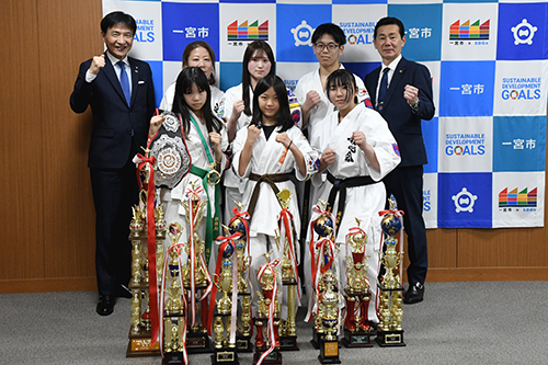 市長が記念撮影している写真
