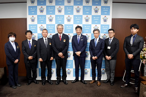 市長が記念撮影している写真