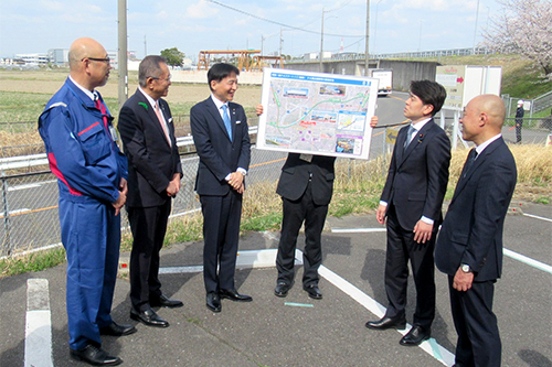 市長が視察している写真