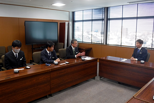 市長があいさつを受けている写真