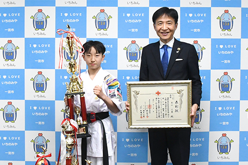 市長が記念撮影している写真
