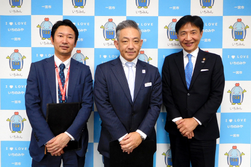 市長が記念撮影している写真