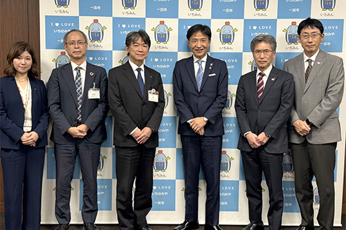 市長が記念撮影している写真