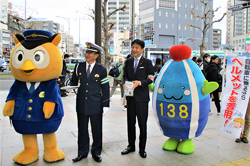 市長がキャンペーンしている写真