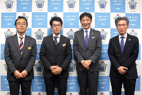 市長が記念撮影している写真