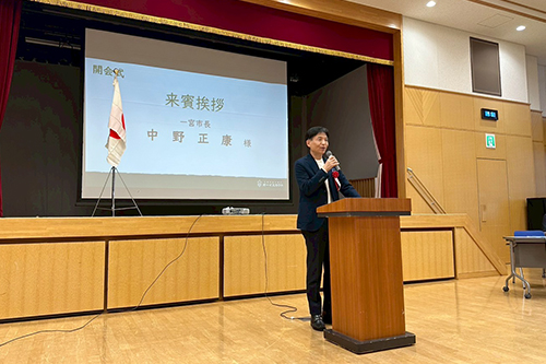 市長があいさつしている写真