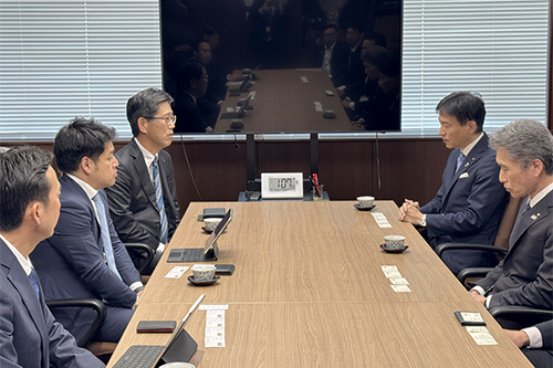 市長が説明を受けている写真