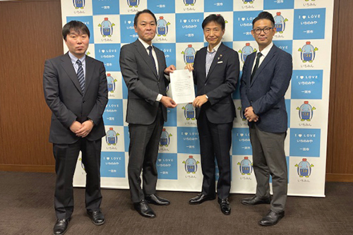市長が記念撮影している写真