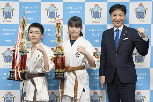 市長が記念撮影している写真
