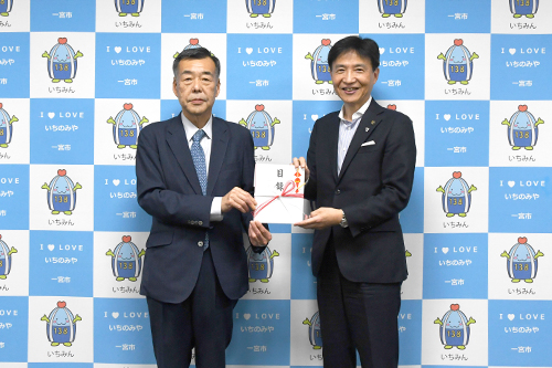 市長が記念撮影している写真