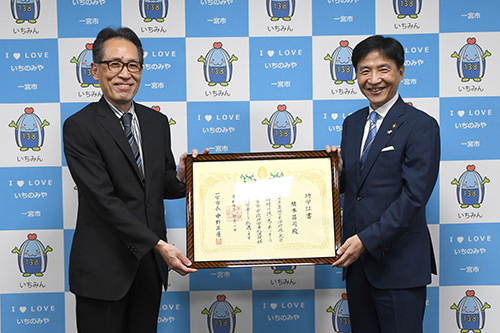 市長が記念撮影している写真