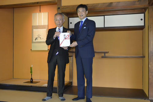 市長が寄付を受けている写真