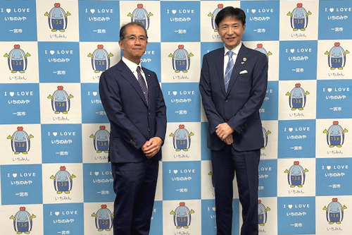市長が記念撮影している写真