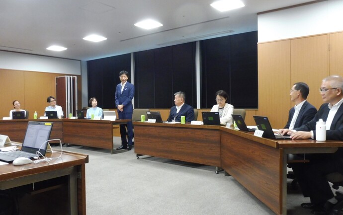 第1回一宮市総合教育会議にて市長と協議する様子