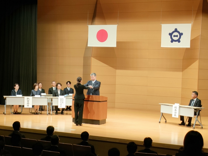 教育長から辞令伝達