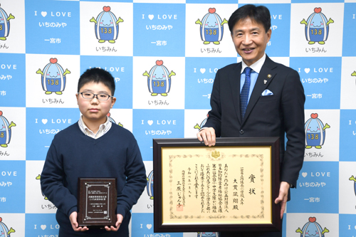 記念撮影の様子の写真