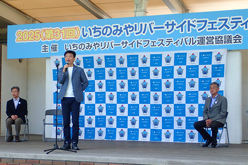 市長があいさつをしている写真
