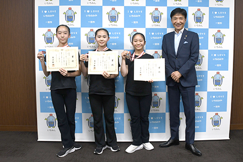 市長が記念撮影をしている写真