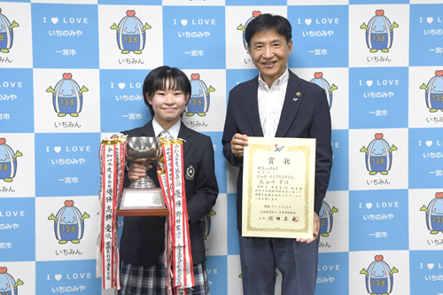 市長が記念撮影している写真