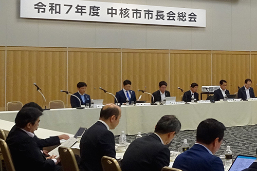 市長が会議に出席している写真