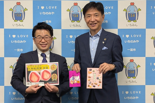 市長が記念撮影している写真