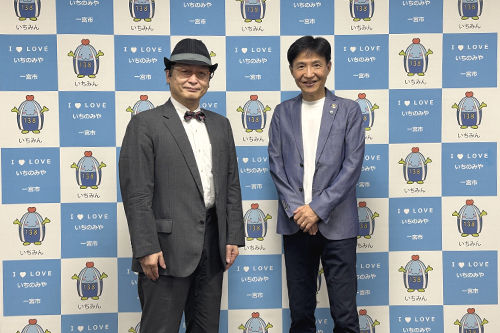 市長が記念撮影している写真