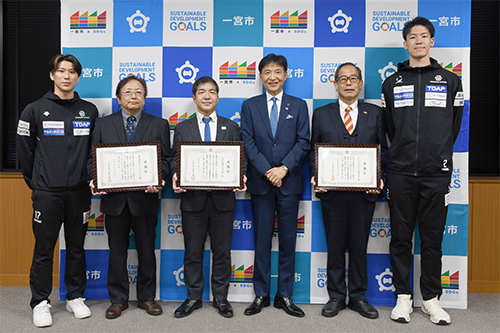 市長が記念撮影している写真