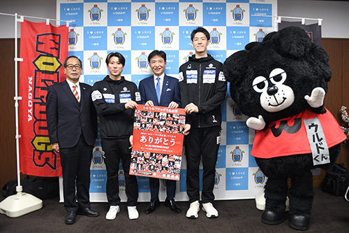 市長が記念撮影している写真