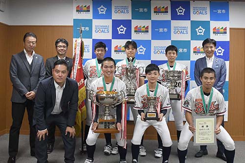 市長が記念撮影している写真