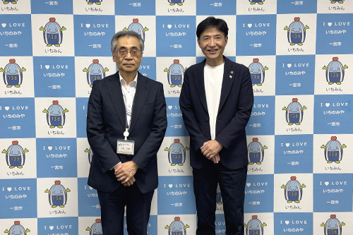 市長が記念撮影している写真