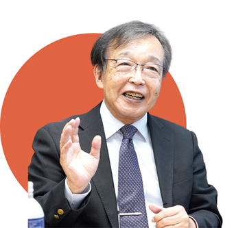 対談する白鳥会長の写真