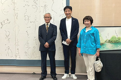 市長が記念撮影している写真