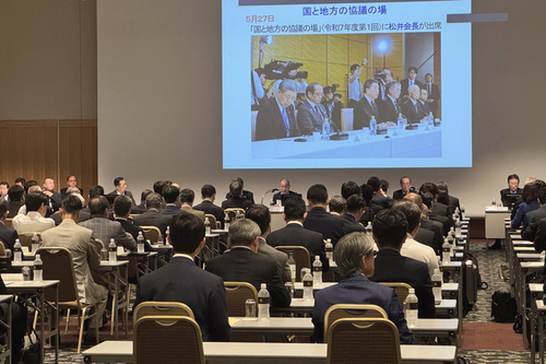 市長が会議に参加している写真