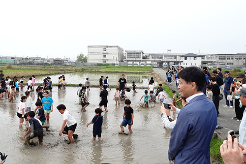 市長が視察している写真