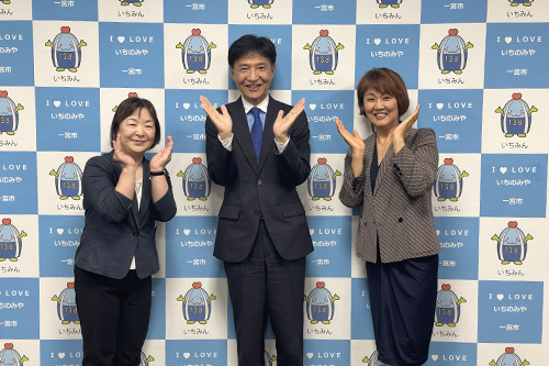 市長が記念撮影している写真