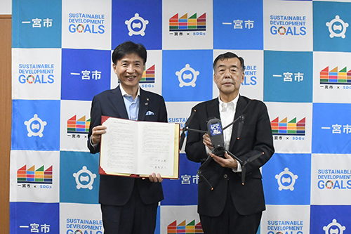 市長が記念撮影している写真