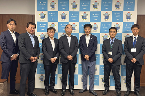 市長が記念撮影している写真