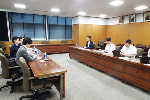市長が説明を受けている写真