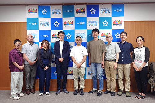市長が記念撮影している写真