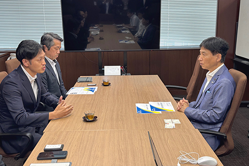 市長が説明を受けている写真