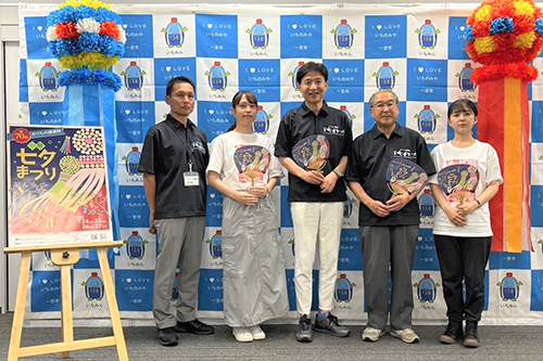 市長が記念撮影している写真