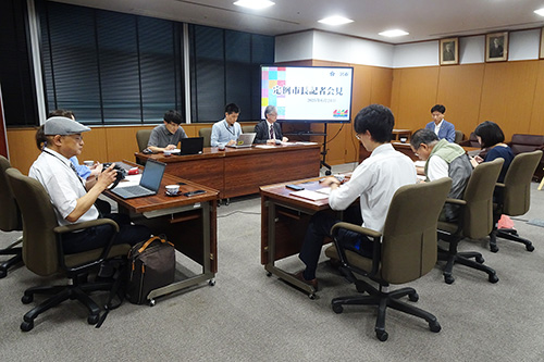 記者会見の様子の写真
