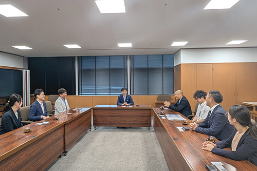 報告を受けている写真