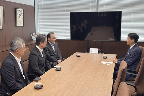 市長があいさつを受けている写真