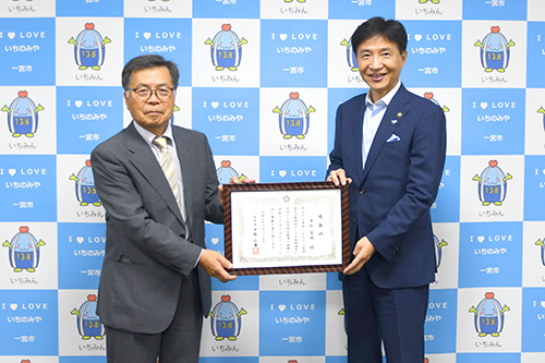 市長が記念撮影している写真