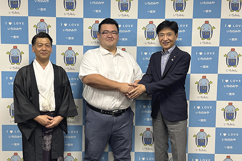 市長が記念撮影している写真