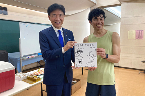 市長が記念撮影している写真